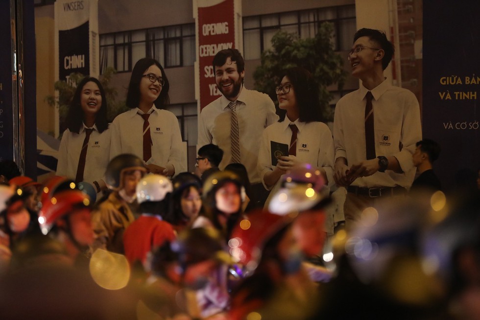 Người Sài Gòn ngủ gật giữa dòng xe kẹt cứng 1h sáng 1-1 - Ảnh 11. Người Sài Gòn ngủ gật giữa dòng xe kẹt cứng 1h sáng 1-1 - Ảnh 11.