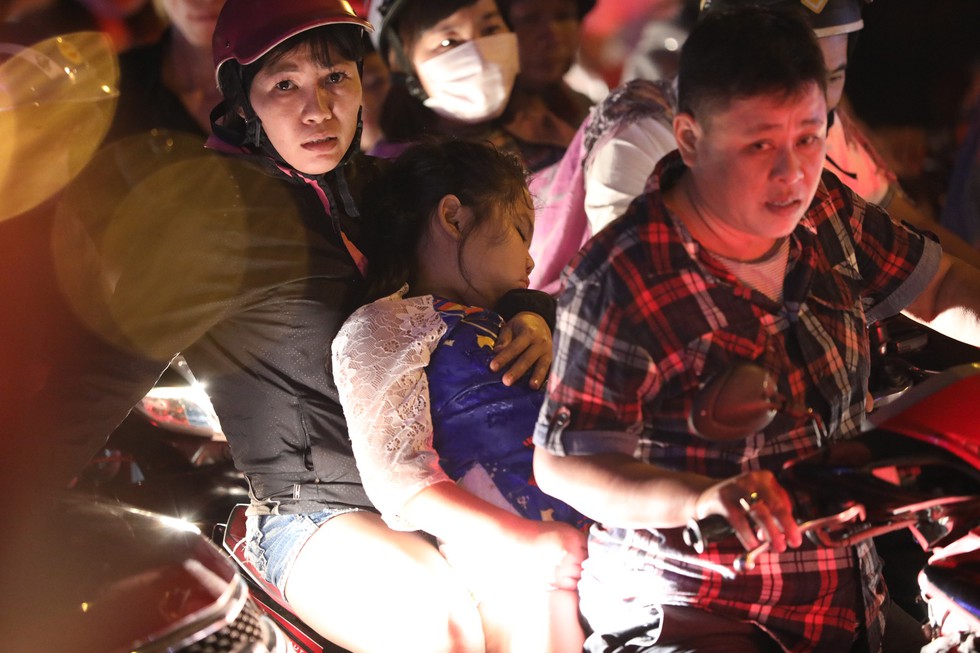 Người Sài Gòn ngủ gật giữa dòng xe kẹt cứng 1h sáng 1-1 - Ảnh 3. Người Sài Gòn ngủ gật giữa dòng xe kẹt cứng 1h sáng 1-1 - Ảnh 3.