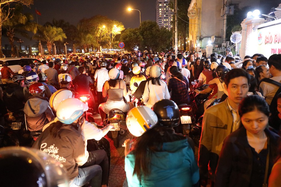 Người Sài Gòn ngủ gật giữa dòng xe kẹt cứng 1h sáng 1-1 - Ảnh 15. Người Sài Gòn ngủ gật giữa dòng xe kẹt cứng 1h sáng 1-1 - Ảnh 15.