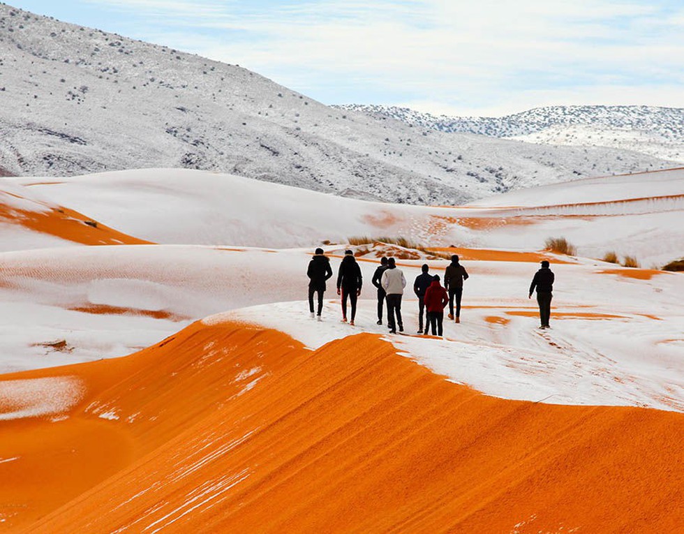 Chuyện khó tin: tuyết rơi phủ trắng sa mạc Sahara - Ảnh 1. Chuyện khó tin: tuyết rơi phủ trắng sa mạc Sahara - Ảnh 1.
