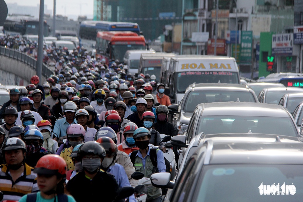Xe tải kéo sập mái che, phong tỏa hầm Thủ Thiêm - Ảnh 5. Xe tải kéo sập mái che, phong tỏa hầm Thủ Thiêm - Ảnh 5.