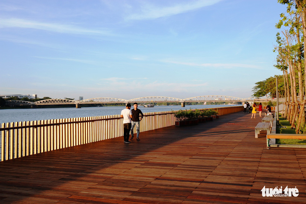 Cận cảnh cầu đi bộ bằng gỗ lim dọc sông Hương - Ảnh 5.
