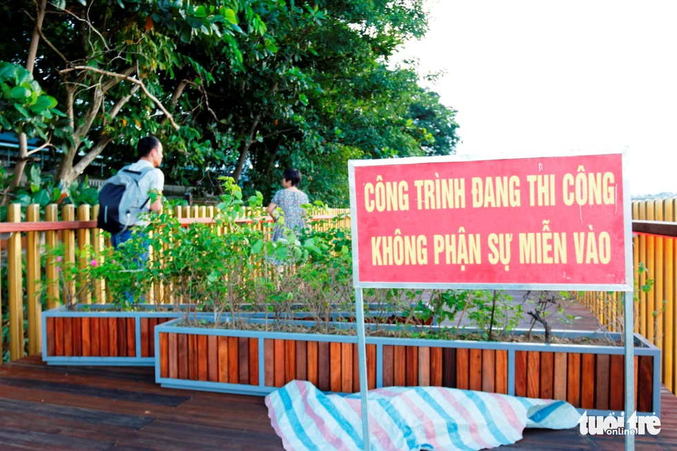 Cận cảnh cầu đi bộ bằng gỗ lim dọc sông Hương - Ảnh 9. Cận cảnh cầu đi bộ bằng gỗ lim dọc sông Hương - Ảnh 9.