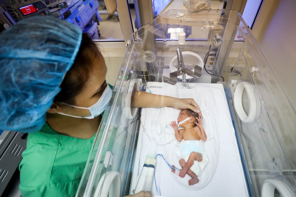 Tận tụy những người mẹ chăm trẻ sinh non - Ảnh 1. Tận tụy những người mẹ chăm trẻ sinh non - Ảnh 1.