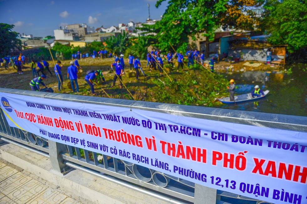 Bí thư Thành ủy ra quân làm sạch kênh Rạch Lăng - Ảnh 6. Bí thư Thành ủy ra quân làm sạch kênh Rạch Lăng - Ảnh 6.