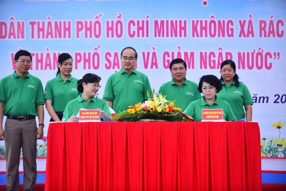 Bí thư Thành ủy ra quân làm sạch kênh Rạch Lăng - Ảnh 2. Bí thư Thành ủy ra quân làm sạch kênh Rạch Lăng - Ảnh 2.