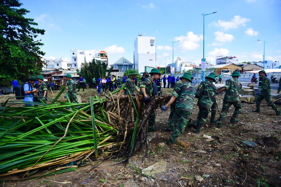 Bí thư Thành ủy ra quân làm sạch kênh Rạch Lăng - Ảnh 7. Bí thư Thành ủy ra quân làm sạch kênh Rạch Lăng - Ảnh 7.