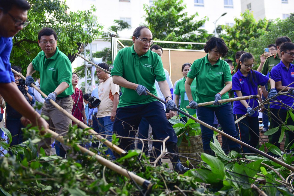 Bí thư Thành ủy ra quân làm sạch kênh Rạch Lăng - Ảnh 1. Bí thư Thành ủy ra quân làm sạch kênh Rạch Lăng - Ảnh 1.