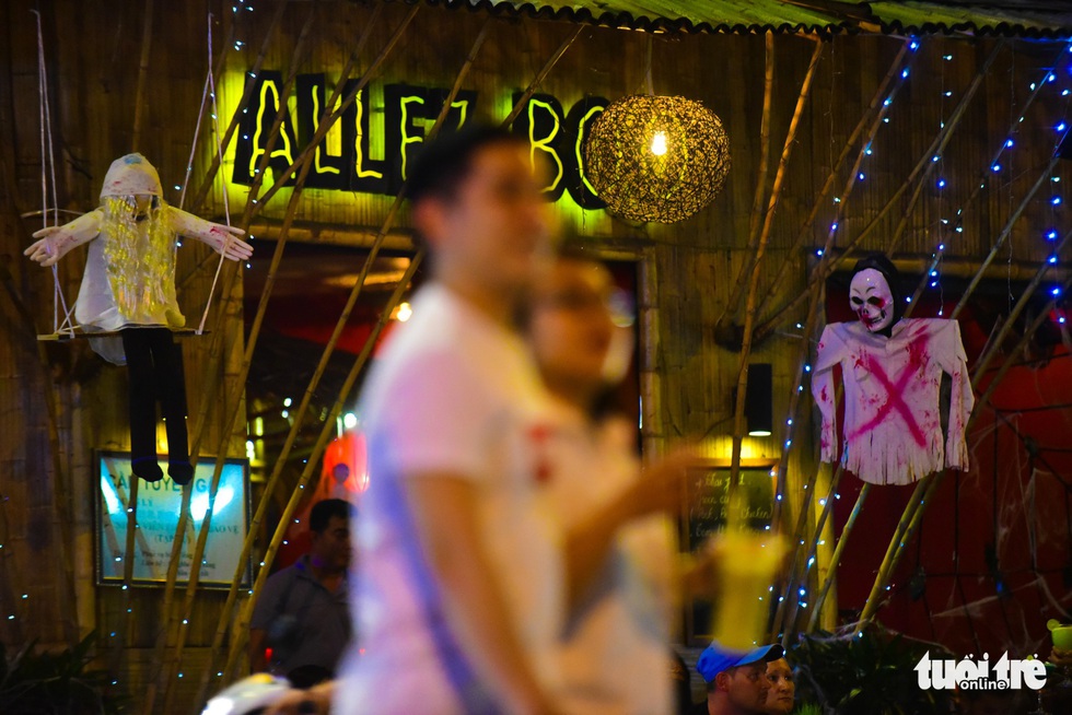 Bạn trẻ Sài Gòn hóa trang tại phố Tây trước dịp lễ Halloween - Ảnh 5. Bạn trẻ Sài Gòn hóa trang tại phố Tây trước dịp lễ Halloween - Ảnh 5.
