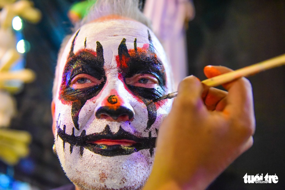 Cõng trẻ em, tránh đám đông nườm nượp chơi Halloween ở phố Tây Bùi Viện - Ảnh 3. Cõng trẻ em, tránh đám đông nườm nượp chơi Halloween ở phố Tây Bùi Viện - Ảnh 3.