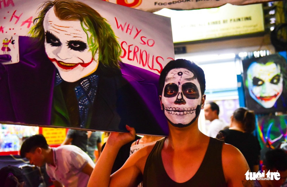 Cõng trẻ em, tránh đám đông nườm nượp chơi Halloween ở phố Tây Bùi Viện - Ảnh 5. Cõng trẻ em, tránh đám đông nườm nượp chơi Halloween ở phố Tây Bùi Viện - Ảnh 5.