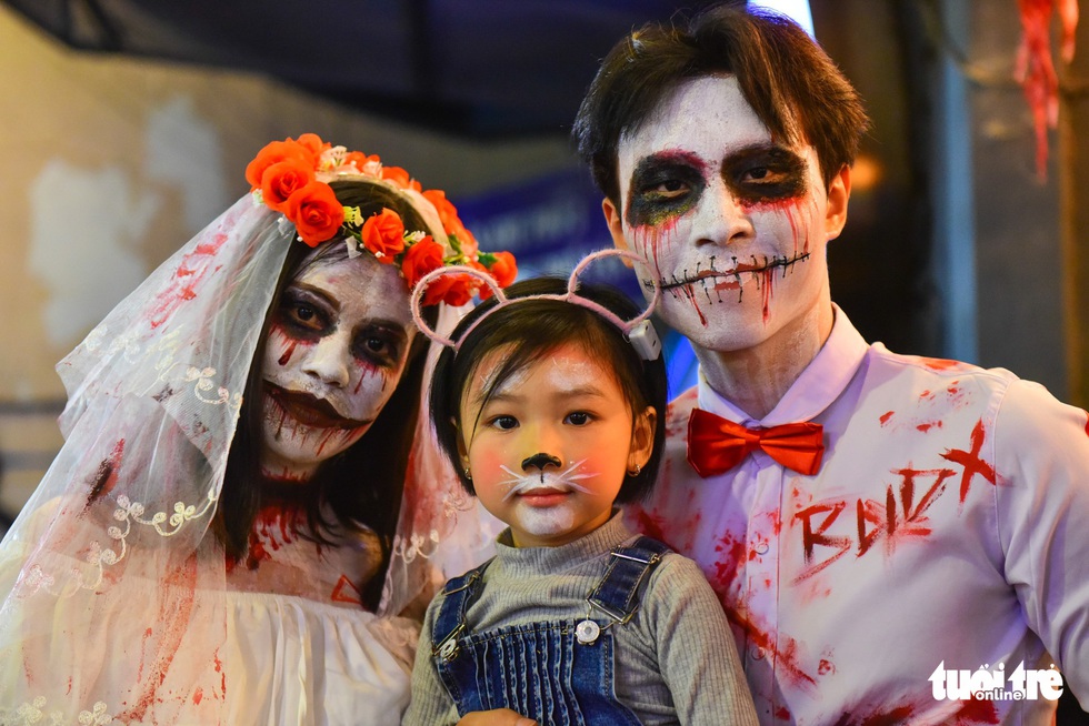 Cõng trẻ em, tránh đám đông nườm nượp chơi Halloween ở phố Tây Bùi Viện - Ảnh 7. Cõng trẻ em, tránh đám đông nườm nượp chơi Halloween ở phố Tây Bùi Viện - Ảnh 7.