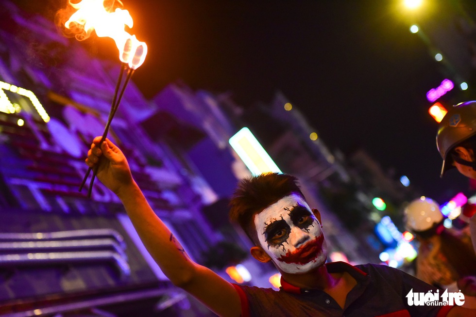 Cõng trẻ em, tránh đám đông nườm nượp chơi Halloween ở phố Tây Bùi Viện - Ảnh 6. Cõng trẻ em, tránh đám đông nườm nượp chơi Halloween ở phố Tây Bùi Viện - Ảnh 6.