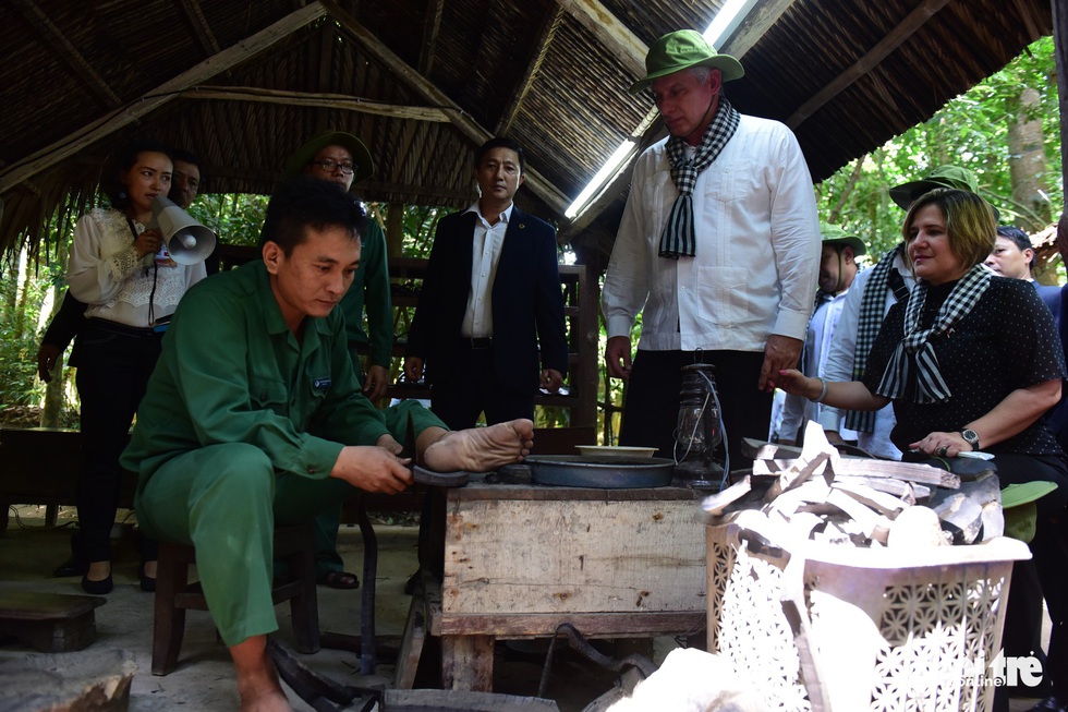 Chủ tịch Cuba cùng phu nhân tham quan địa đạo Củ Chi - Ảnh 12. Chủ tịch Cuba cùng phu nhân tham quan địa đạo Củ Chi - Ảnh 12.