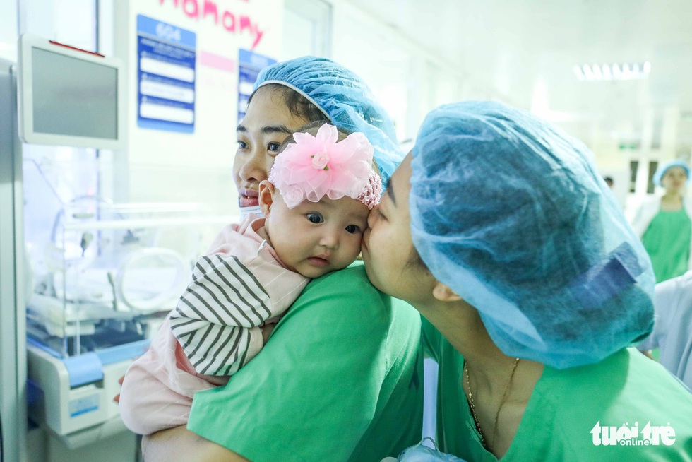 Bé Gái đang chờ mẹ... - Ảnh 2. Bé Gái đang chờ mẹ... - Ảnh 2.