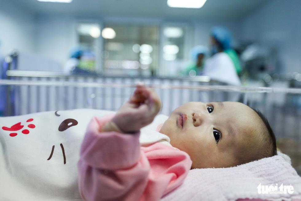 Bé Gái đang chờ mẹ... - Ảnh 1. Bé Gái đang chờ mẹ... - Ảnh 1.