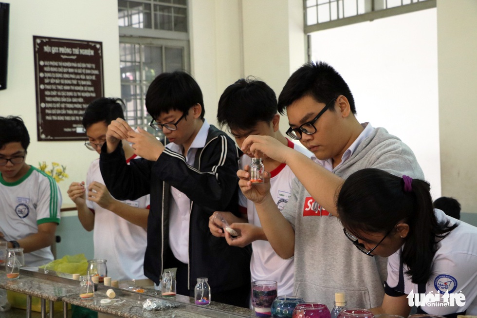 Độc đáo nến nghệ thuật học trò mừng trường 100 tuổi - Ảnh 5. Độc đáo nến nghệ thuật học trò mừng trường 100 tuổi - Ảnh 5.