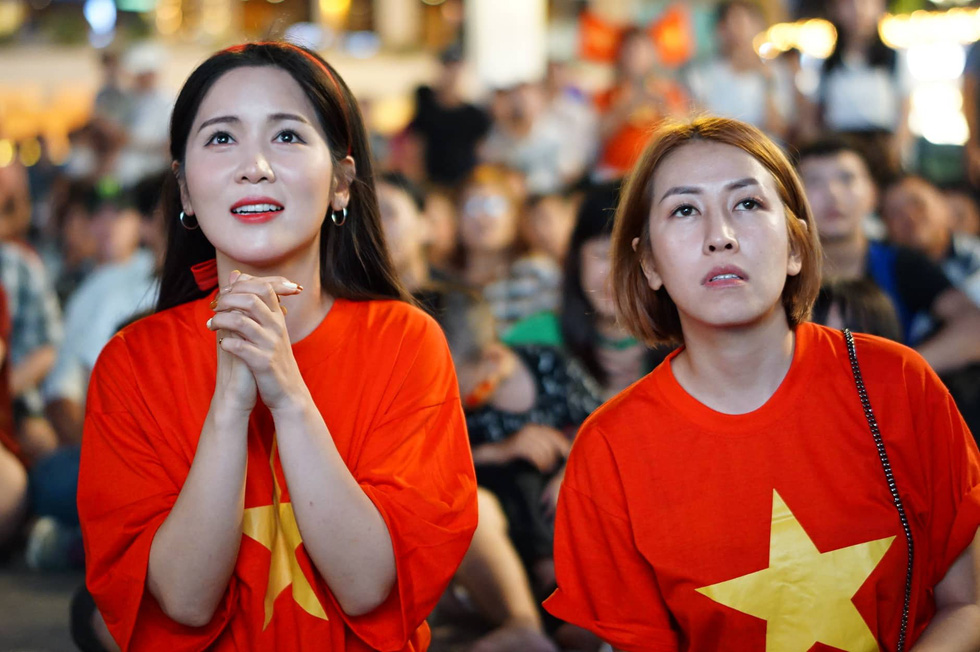 Phố đi bộ Nguyễn Huệ sôi nổi trận Việt Nam - Malaysia - Ảnh 10. Phố đi bộ Nguyễn Huệ sôi nổi trận Việt Nam - Malaysia - Ảnh 10.
