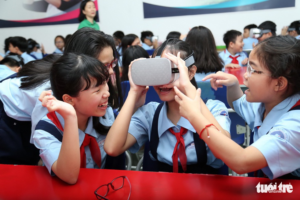 Học sinh học cách thoát hiểm trong phòng thực tế ảo - Ảnh 1. Học sinh học cách thoát hiểm trong phòng thực tế ảo - Ảnh 1.