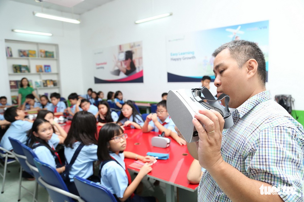 Học sinh học cách thoát hiểm trong phòng thực tế ảo - Ảnh 3. Học sinh học cách thoát hiểm trong phòng thực tế ảo - Ảnh 3.