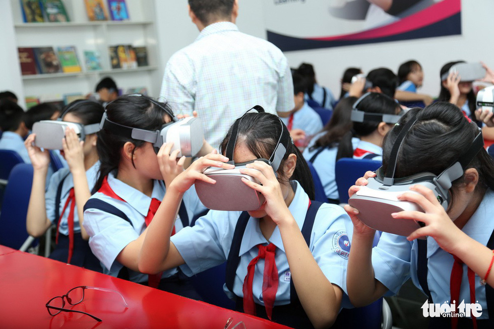 Học sinh học cách thoát hiểm trong phòng thực tế ảo - Ảnh 4. Học sinh học cách thoát hiểm trong phòng thực tế ảo - Ảnh 4.