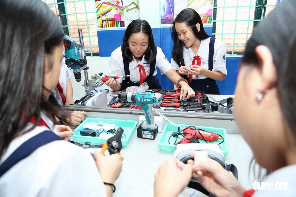 Học sinh học cách thoát hiểm trong phòng thực tế ảo - Ảnh 8. Học sinh học cách thoát hiểm trong phòng thực tế ảo - Ảnh 8.