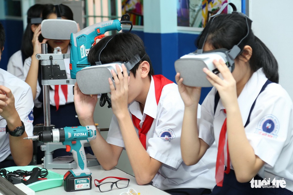 Học sinh học cách thoát hiểm trong phòng thực tế ảo - Ảnh 5. Học sinh học cách thoát hiểm trong phòng thực tế ảo - Ảnh 5.