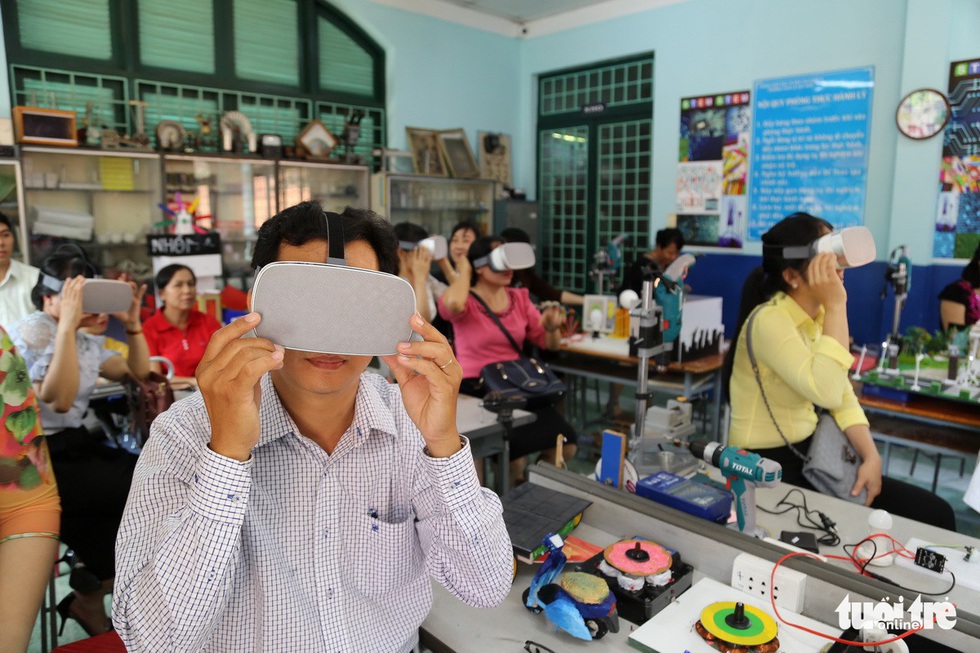 Học sinh học cách thoát hiểm trong phòng thực tế ảo - Ảnh 11. Học sinh học cách thoát hiểm trong phòng thực tế ảo - Ảnh 11.