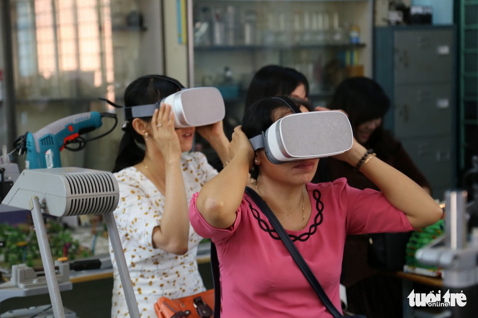 Học sinh học cách thoát hiểm trong phòng thực tế ảo - Ảnh 12. Học sinh học cách thoát hiểm trong phòng thực tế ảo - Ảnh 12.