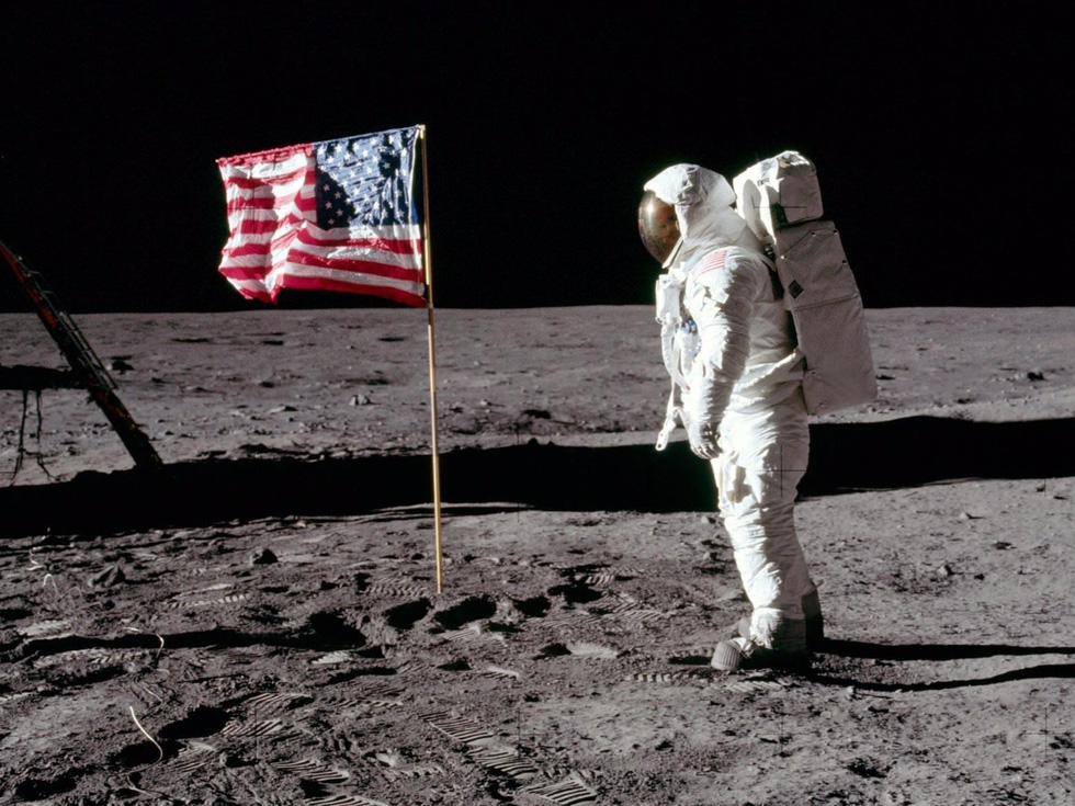 Neil Armstrong vứt phân trên mặt trăng và những chuyện chưa kể - Ảnh 7.
