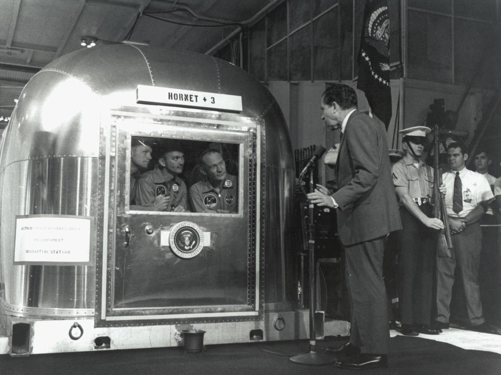 Neil Armstrong vứt phân trên mặt trăng và những chuyện chưa kể - Ảnh 10. Neil Armstrong vứt phân trên mặt trăng và những chuyện chưa kể - Ảnh 10.