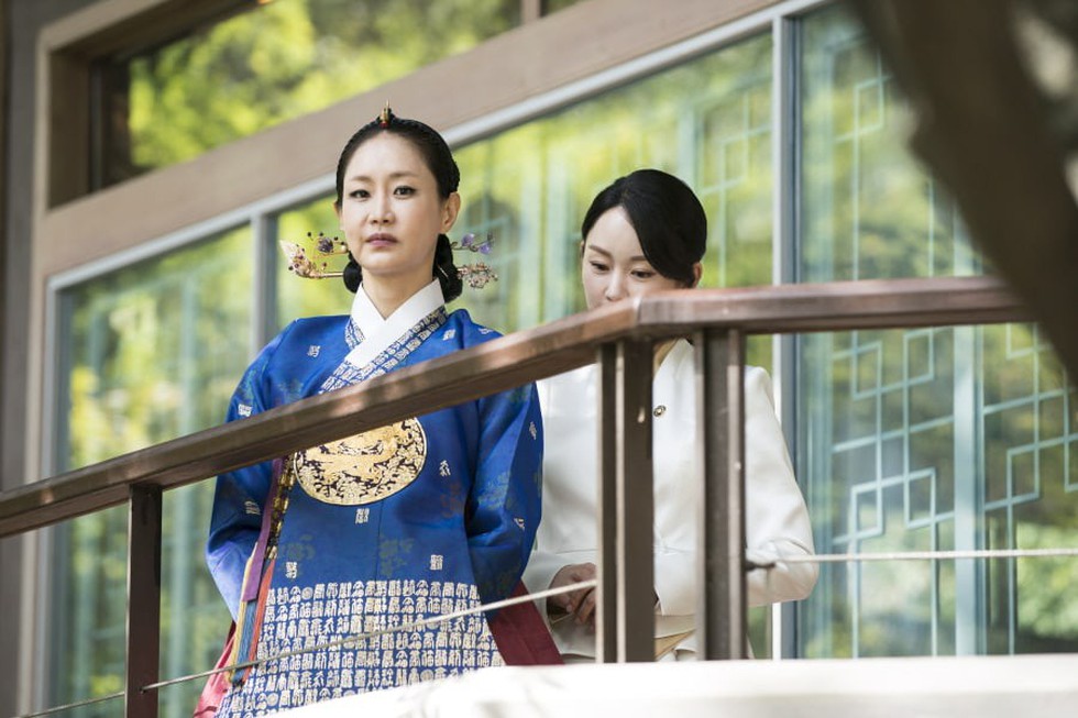 Jang Na Ra đẹp như gái 20 vào vai hoàng hậu - Ảnh 4. Jang Na Ra đẹp như gái 20 vào vai hoàng hậu - Ảnh 4.
