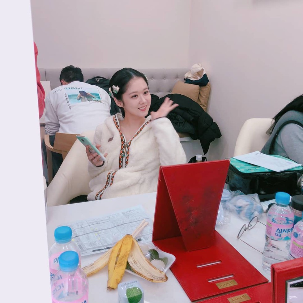 Jang Na Ra đẹp như gái 20 vào vai hoàng hậu - Ảnh 5. Jang Na Ra đẹp như gái 20 vào vai hoàng hậu - Ảnh 5.