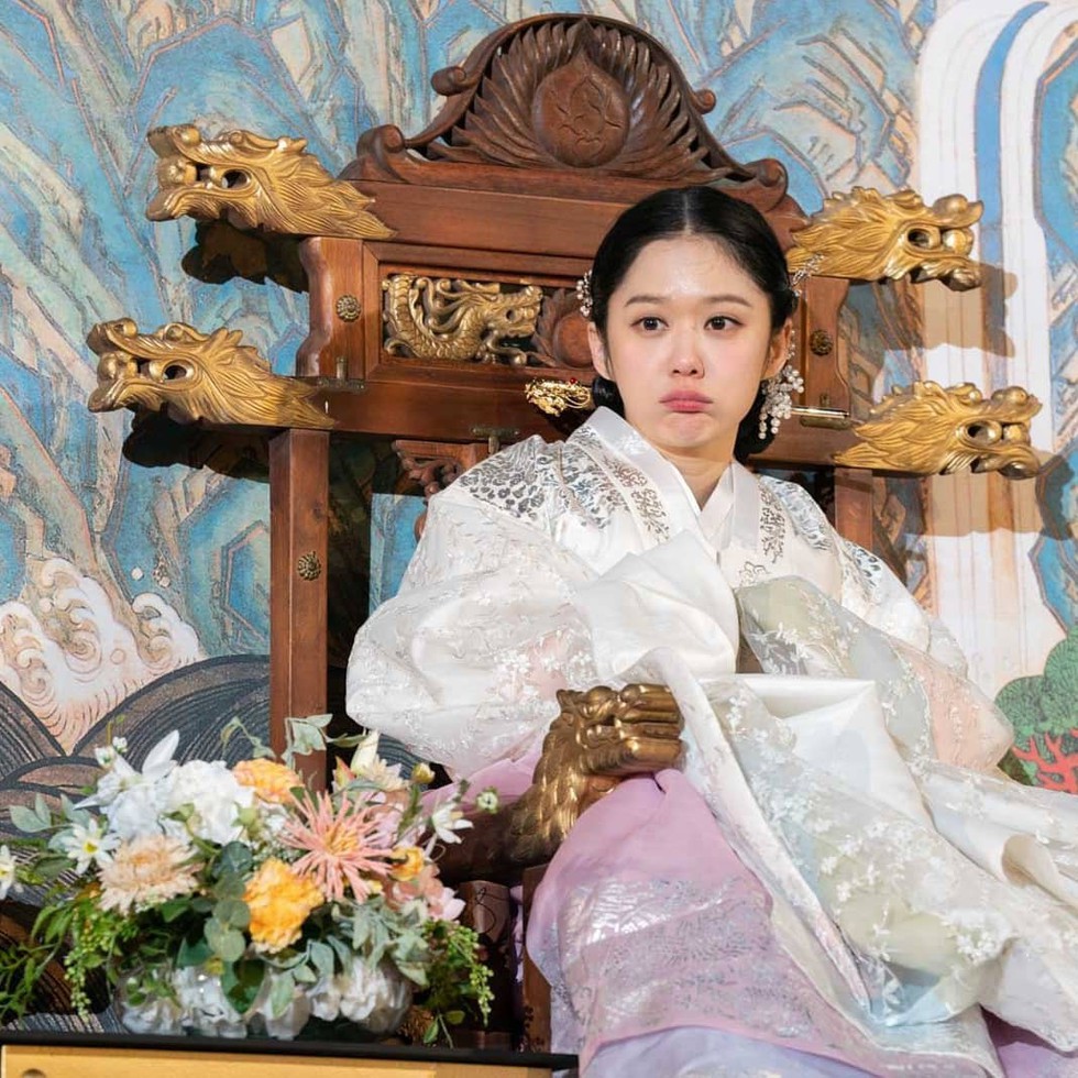 Jang Na Ra đẹp như gái 20 vào vai hoàng hậu - Ảnh 10. Jang Na Ra đẹp như gái 20 vào vai hoàng hậu - Ảnh 10.