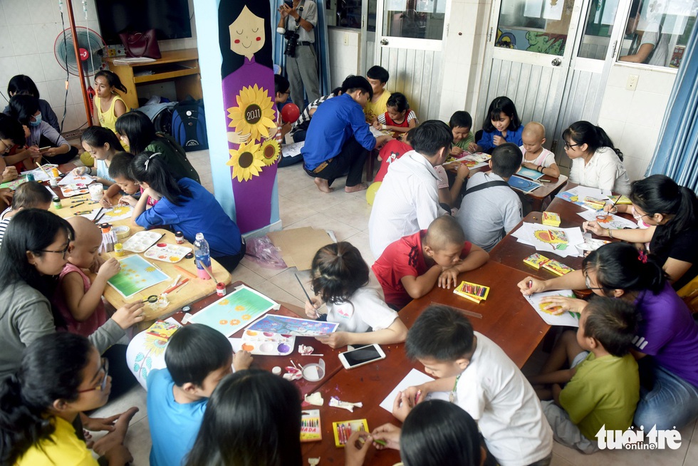 Những chiến binh nhí tô tranh hưởng ứng Ngày hội hoa hướng dương - Ảnh 9. Những chiến binh nhí tô tranh hưởng ứng Ngày hội hoa hướng dương - Ảnh 9.