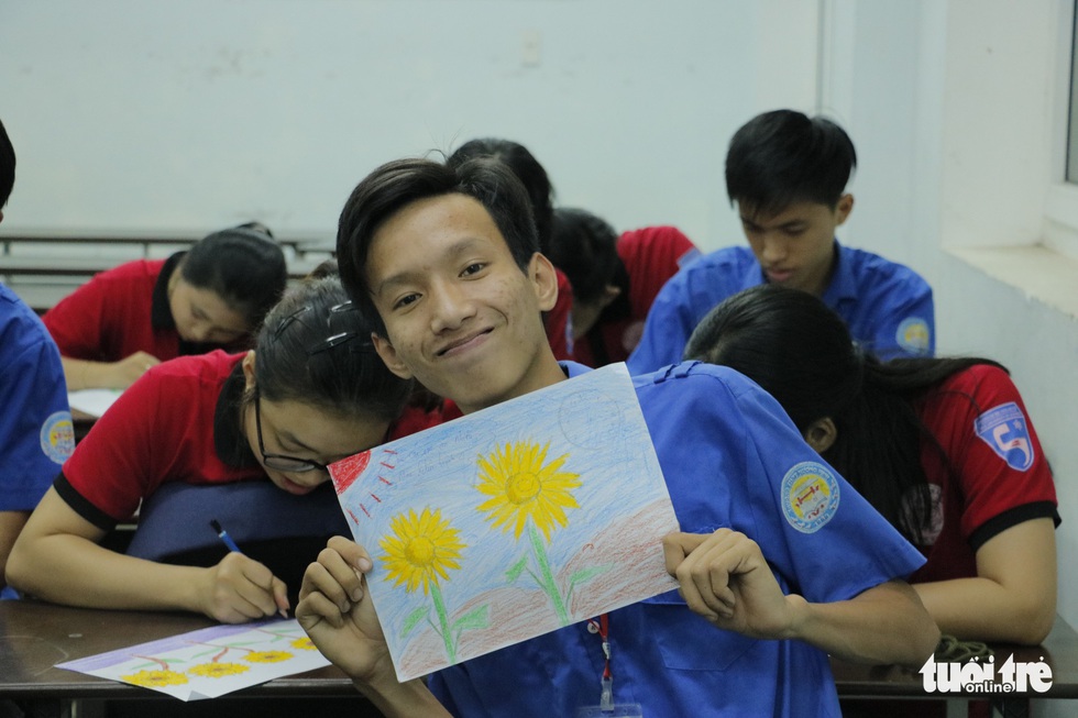 Những chiến binh nhí tô tranh hưởng ứng Ngày hội hoa hướng dương - Ảnh 18. Những chiến binh nhí tô tranh hưởng ứng Ngày hội hoa hướng dương - Ảnh 18.