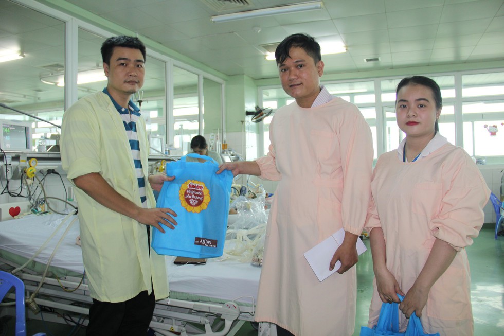Vẽ tranh, trao quà ủng hộ bệnh nhi ung thư ở Đà Nẵng - Ảnh 3. Vẽ tranh, trao quà ủng hộ bệnh nhi ung thư ở Đà Nẵng - Ảnh 3.