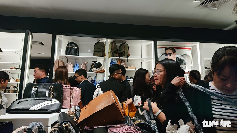 Săn hàng hiệu đêm Black Friday - Ảnh 1. Săn hàng hiệu đêm Black Friday - Ảnh 1.