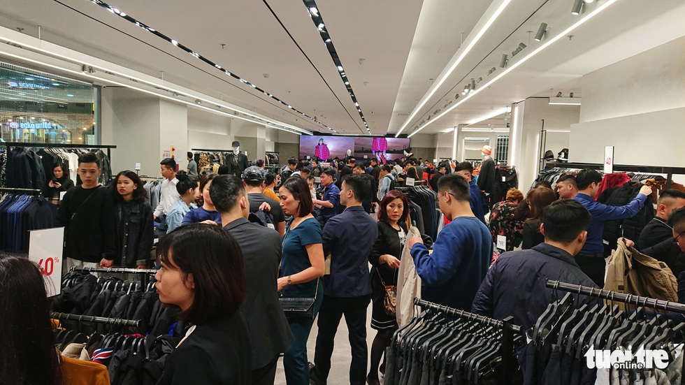 Săn hàng hiệu đêm Black Friday - Ảnh 3. Săn hàng hiệu đêm Black Friday - Ảnh 3.