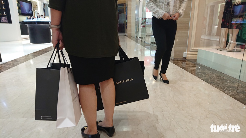 Săn hàng hiệu đêm Black Friday - Ảnh 8. Săn hàng hiệu đêm Black Friday - Ảnh 8.