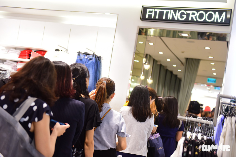 Người Sài Gòn xếp hàng mua đồ trong ngày Black Friday - Ảnh 5. Người Sài Gòn xếp hàng mua đồ trong ngày Black Friday - Ảnh 5.