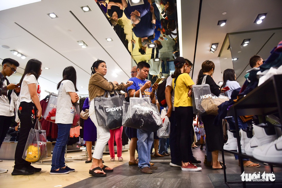 Người Sài Gòn xếp hàng mua đồ trong ngày Black Friday - Ảnh 11. Người Sài Gòn xếp hàng mua đồ trong ngày Black Friday - Ảnh 11.