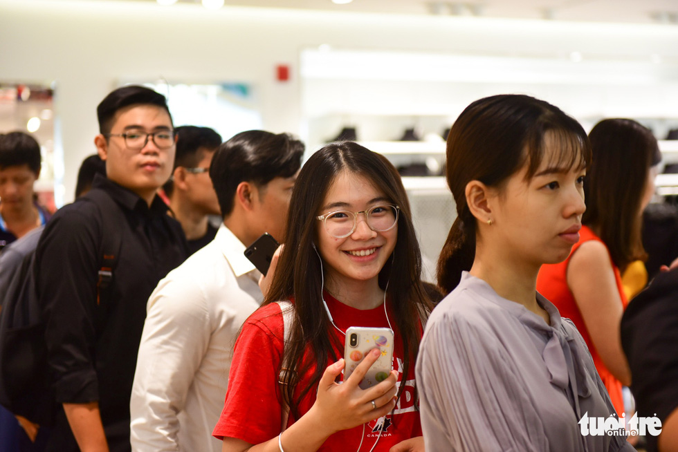 Người Sài Gòn xếp hàng mua đồ trong ngày Black Friday - Ảnh 9. Người Sài Gòn xếp hàng mua đồ trong ngày Black Friday - Ảnh 9.