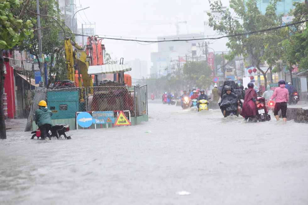 Những hình ảnh Sài Gòn mênh mông biển nước - Ảnh 14. Những hình ảnh Sài Gòn mênh mông biển nước - Ảnh 14.