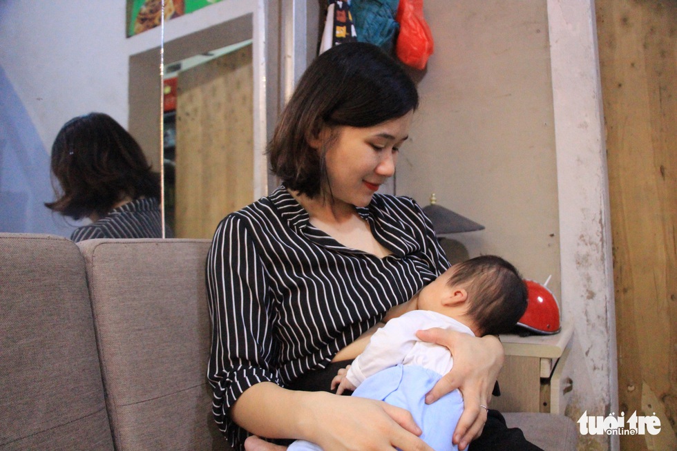 Cứu sống thai nhi: Mẹ sẻ đôi bầu sữa nuôi em bé bị bỏ rơi - Ảnh 2. Cứu sống thai nhi: Mẹ sẻ đôi bầu sữa nuôi em bé bị bỏ rơi - Ảnh 2.