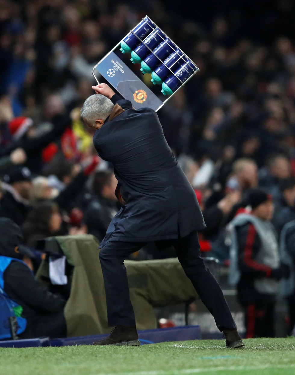 HLV Mourinho ăn mừng như ‘điên’ sau bàn thắng của Fellaini - Ảnh 5. HLV Mourinho ăn mừng như ‘điên’ sau bàn thắng của Fellaini - Ảnh 5.