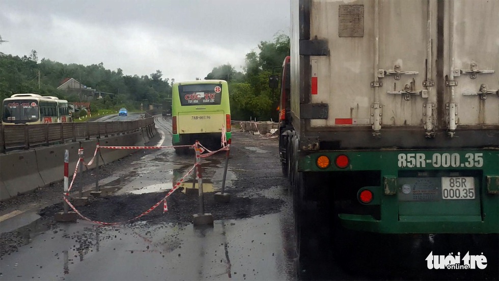 Quốc lộ 1 qua Phú Yên toàn ổ voi bẫy người đi đường - Ảnh 5. Quốc lộ 1 qua Phú Yên toàn ổ voi bẫy người đi đường - Ảnh 5.
