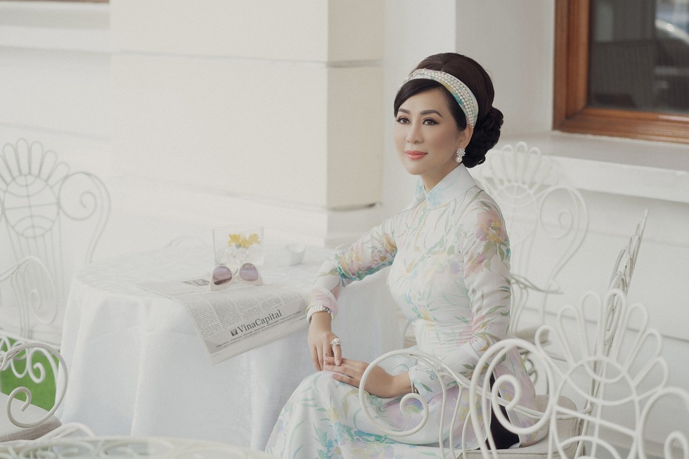 Võ Việt Chung và Nguyễn Cao Kỳ Duyên kể Ký ức Sài Gòn với áo dài xưa - Ảnh 9. Võ Việt Chung và Nguyễn Cao Kỳ Duyên kể Ký ức Sài Gòn với áo dài xưa - Ảnh 9.