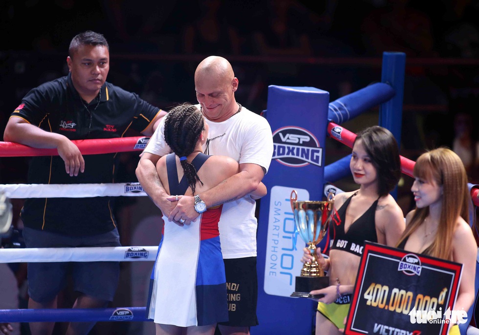 Thu Nhi hạ nữ võ sĩ quyền Anh ba lần vô địch thế giới - Ảnh 3. Thu Nhi hạ nữ võ sĩ quyền Anh ba lần vô địch thế giới - Ảnh 3.