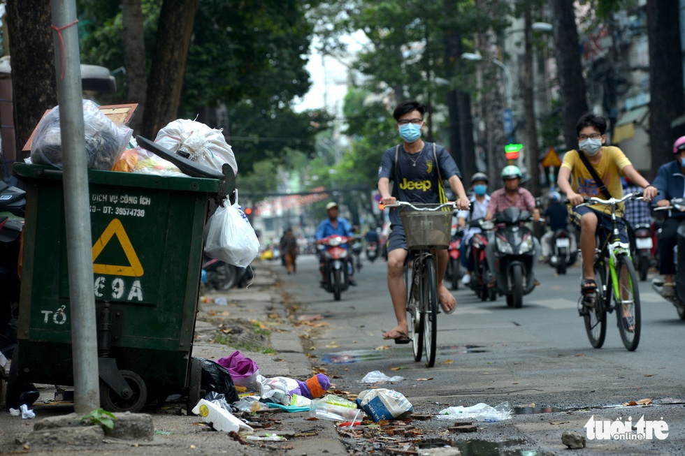 Rác, rác và rác tràn lan đường phố Sài Gòn - Ảnh 8. Rác, rác và rác tràn lan đường phố Sài Gòn - Ảnh 8.